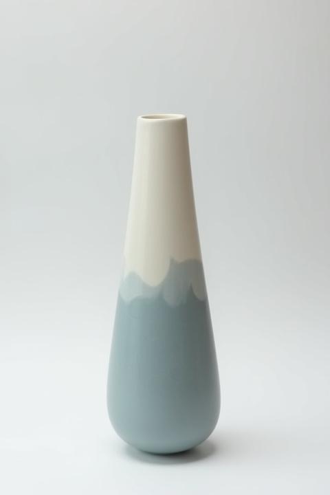 Moderne Keramikvase mit geometrischen Mustern in Grau- und Elfenbeintönen